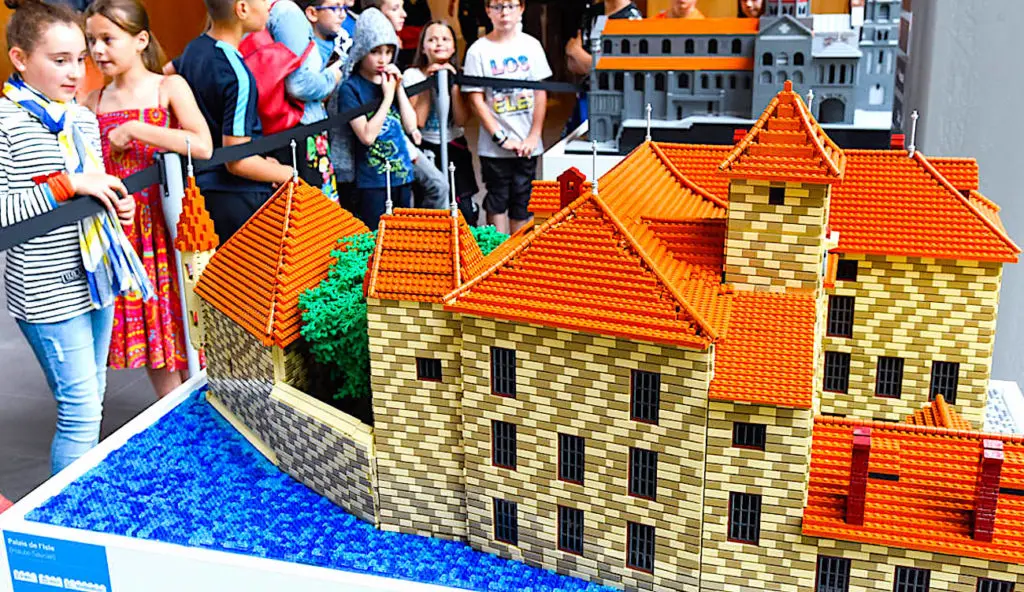 Une exposition de sites historiques en briques de LEGO valorise le patrimoine auvergnat