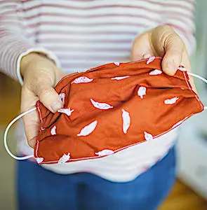 La confection de masques en tissu constitue un espoir économique pour le Jura. 