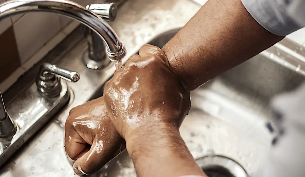 Le sèche-mains à air pulsé est un accessoire qui diffuse les virus