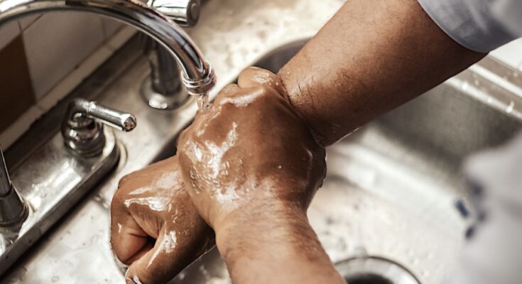 Le sèche-mains à air pulsé est un accessoire qui diffuse les virus