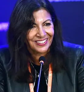 Portrait d'Anne Hidalgo Anne Hidalgo et une église de la Madeleine