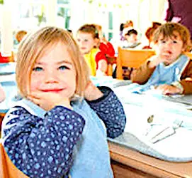 Les repas à la cantine doivent respecter un protocole sanitaire strict, pour éviter de futures contaminations.