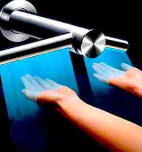 Le sèche-mains à air pulsé est plus contaminant que le séchage avec du papier