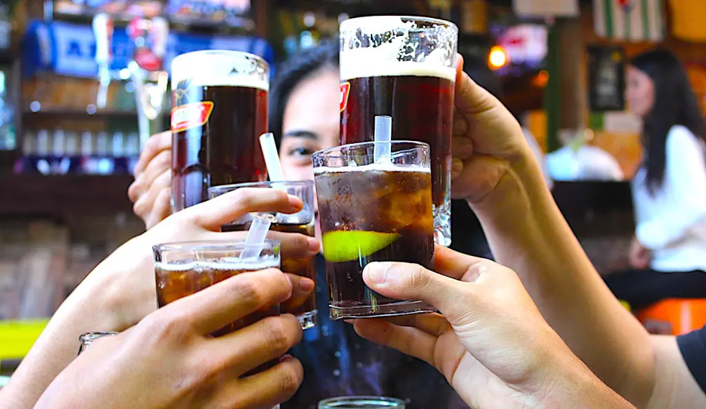 Les bars fermés à Paris laissent aux cafetiers et aux consommateurs une impression anxiogène