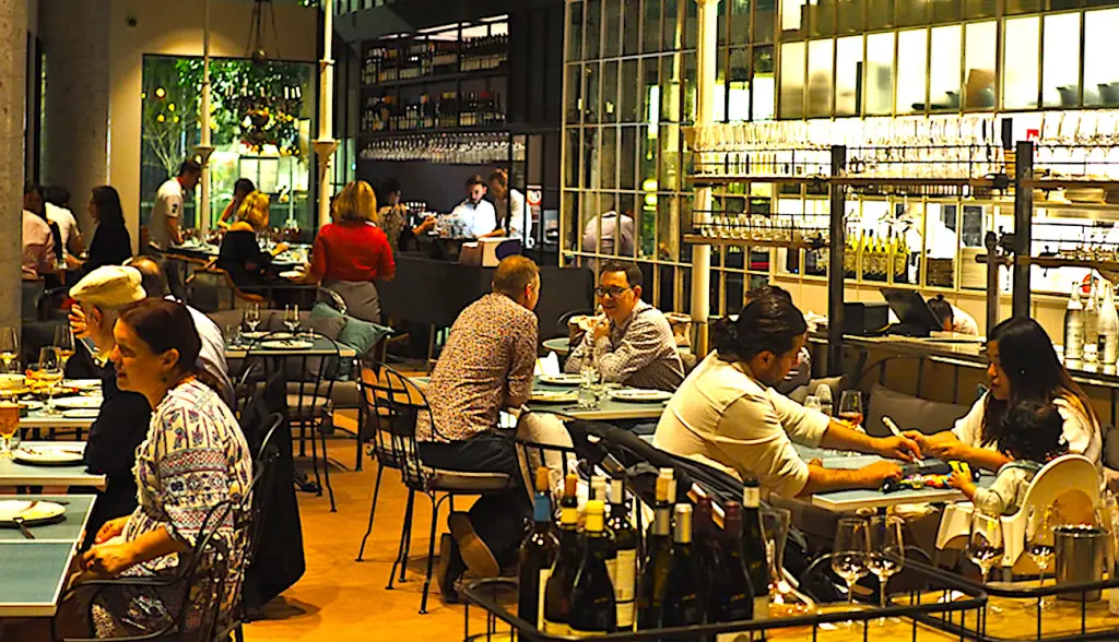 Des restrictions plus dures à Grenoble, Saint-Etienne et Lyon obligent les bars et les cafés à fermer