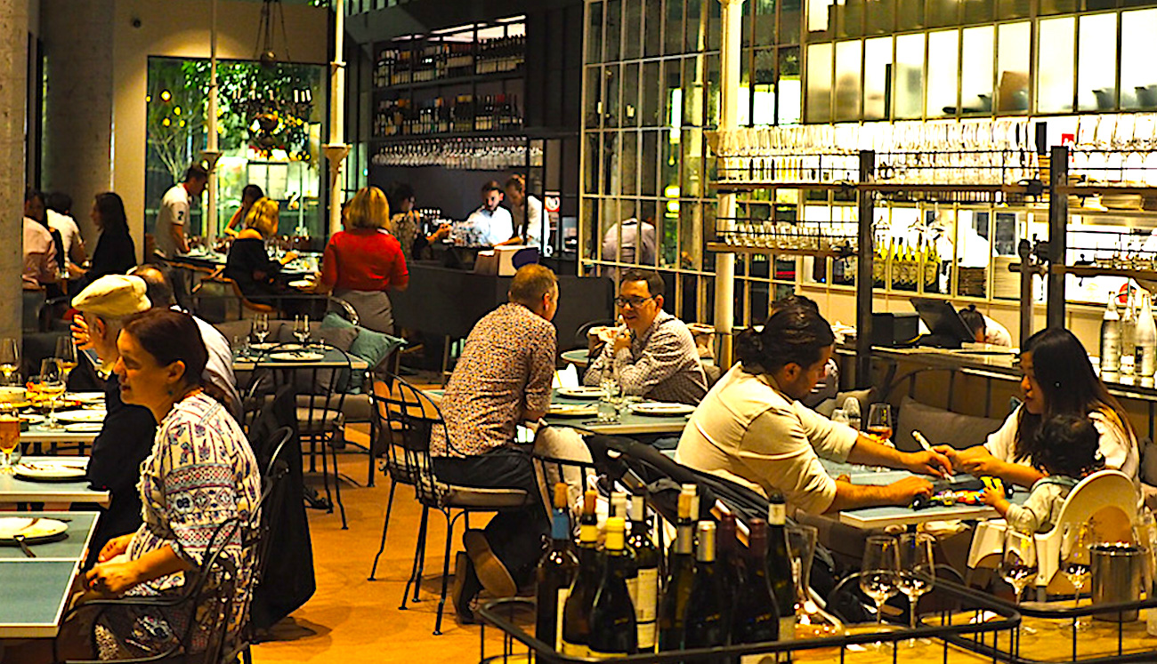 Des restrictions plus dures à Grenoble, Saint-Etienne et Lyon obligent les bars et les cafés à fermer
