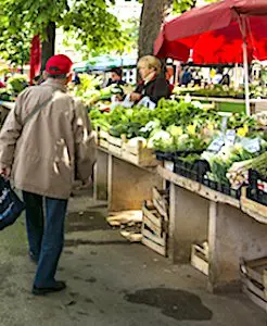 une allée avec un accès aux marchés