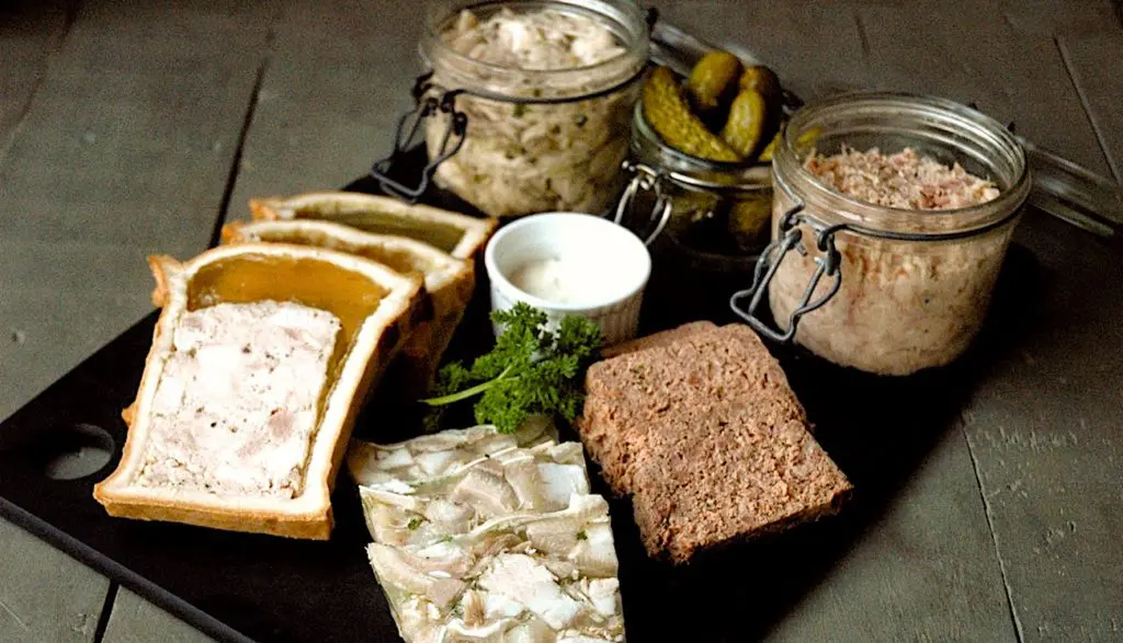 Le mâchon, un repas traditionnel lyonnais contre la crise