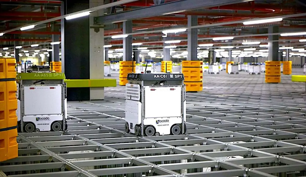 Un nouvel entrepôt de Monoprix prépare des commandes plus vite grâce à des robots