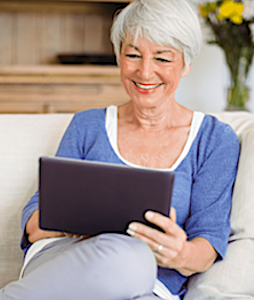 senior lisant pour illustrer un certain isolement dans les EHPAD 