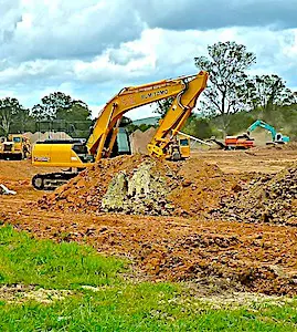 Vue sur un chantier avec une pelleteuse Un vaste projet à Béziers de parc à thème, qui impliquerait un énorme chantier, inquiète beaucoup les écologistes locaux.