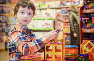 Un espoir de réouverture, notamment des marchands de jouets, se fait attendre pour Noël