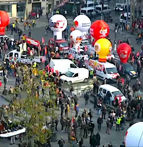 photo aérienne d'une manifestation prise grâce à un usage policier des drones