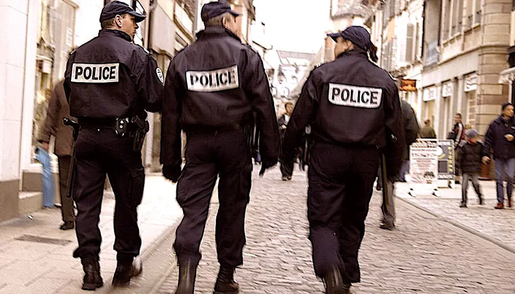 En France, le fait de prendre des policiers pour cibles devient un délit banal