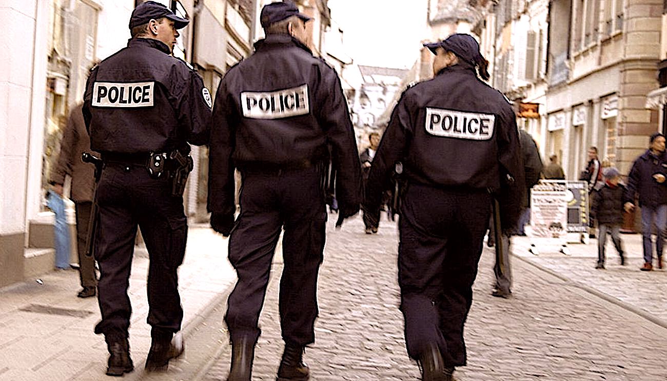 En France, le fait de prendre des policiers pour cibles devient un délit banal