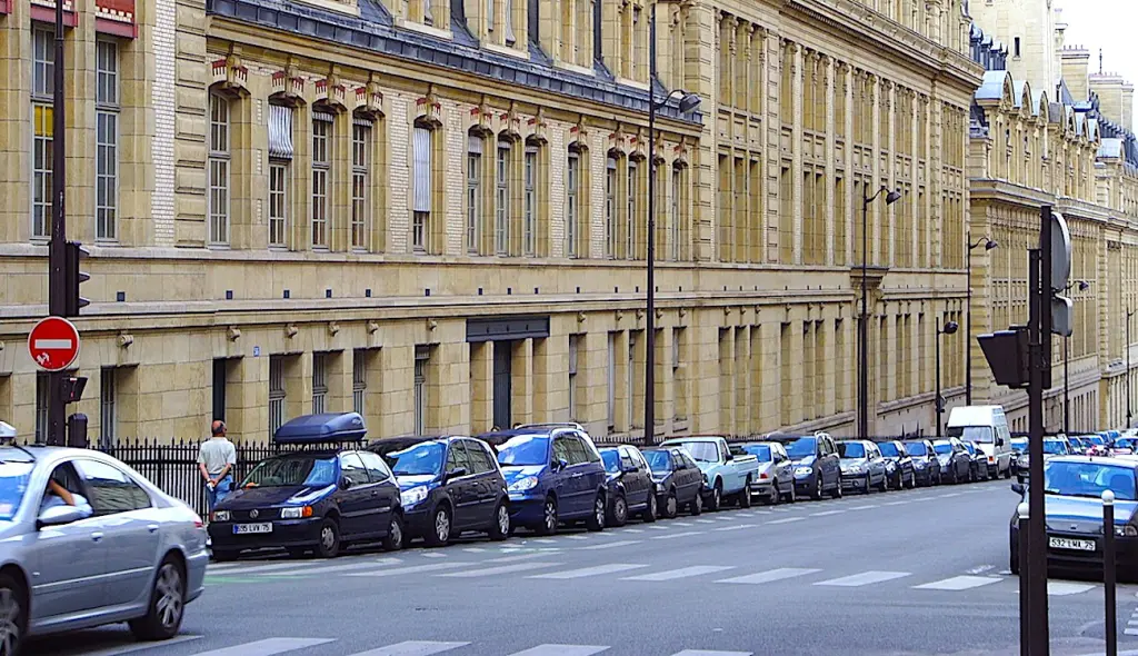 Une future suppression des places de stationnement extérieur se profile à Paris