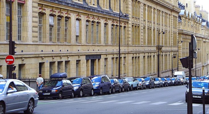 Une future suppression des places de stationnement extérieur se profile à Paris