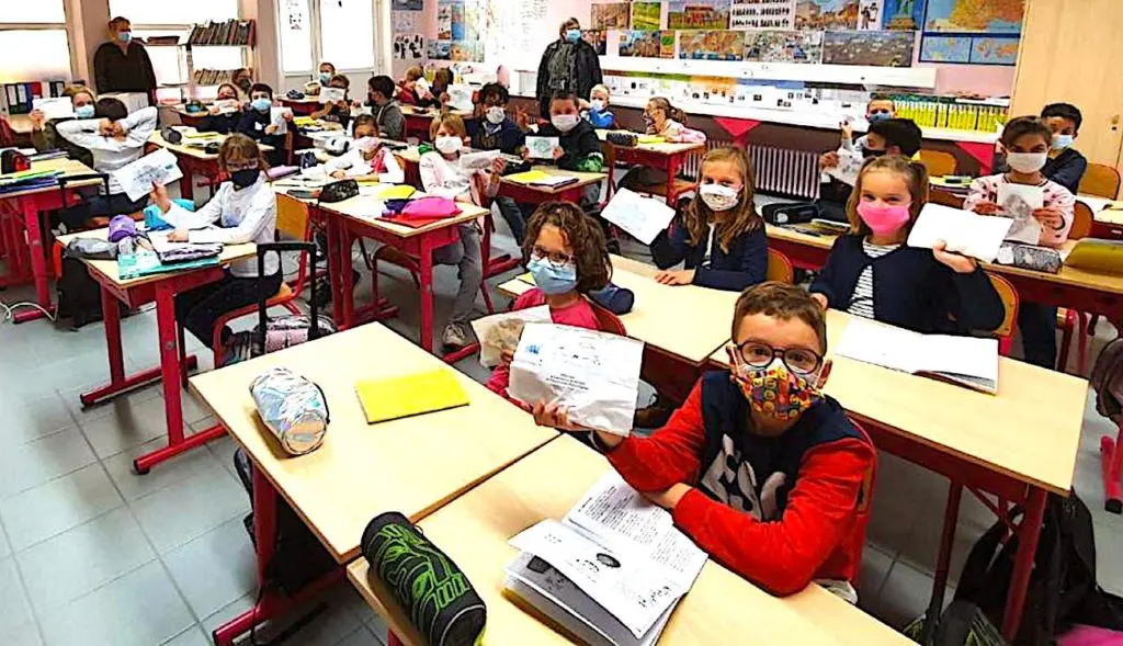 Des tests antigéniques à grande échelle auront bientôt lieu dans les écoles