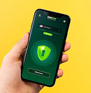 Une main qui tient un smartphone Face aux nouveaux risques du télétravail, la cybersécurité doit se renforcer.