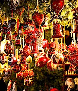 Un ensemble de décorations de Noël Quelques chalets de Noël se sont ouverts à Hageneau, près de Strasbourg.