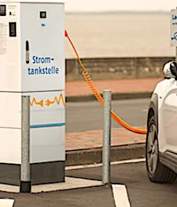 En proposant des bornes gratuites de recharges électriques, la startup Power Dot est en train de gagner des parts de marchés en France.