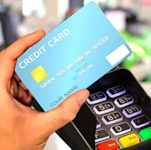 Payer par carte bancaire est devenu un usage plus fréquent que le paiement en espèces.