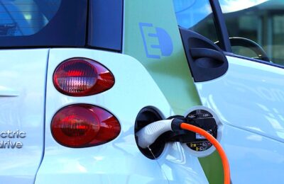 En proposant des bornes gratuites de recharges électriques, la startup Power Dot est en train de grandir en France