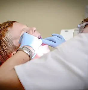 un enfant et un dentiste contre une évolution des déserts médicaux