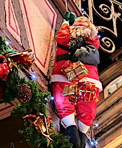 Un mannequin de Père Noël accroché à un balcon Le marché de Noël de Strasbourg a eu l’idée innovante de créer une version digitale de ses commerces