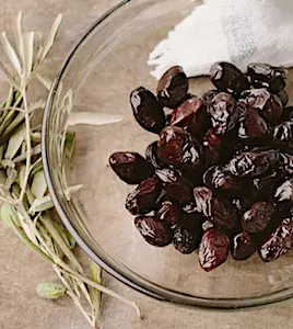 La cueillette de l’olive noire de Nyons est un moment attendu, qui précède la production d'une huile savoureuse. 