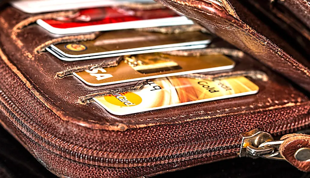 Payer par carte bancaire est devenu plus fréquent en France que l'usage des espèces