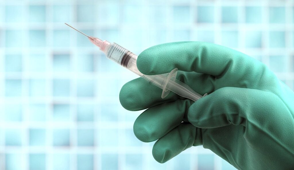 Un suivi des personnes vaccinées pourrait se faire via une base de données spécifique