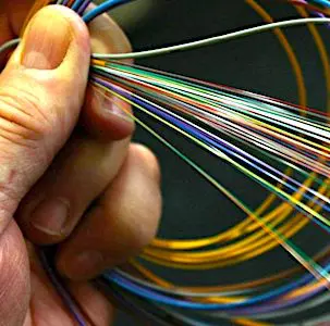 vue d'une main et de fils optiques qui vont fibrer la France entière