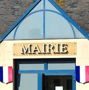Pour vacciner les personnes âgées isolées, l'Etat attend un soutien logistique des maires.