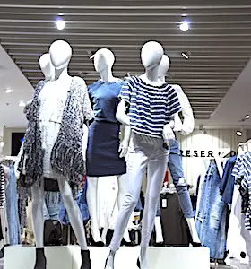 La fermeture des grands centres commerciaux représente une menace de plus pour les soldes.