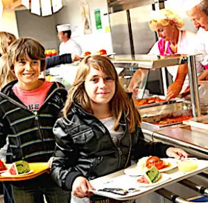 Un menu scolaire végétarien, mis en place dans les cantines lyonnaises, fait débat.