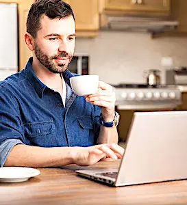Un télétravailleur dans sa cuisine Les frais du télétravail sont des charges personnelles en plus pour les employés.