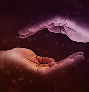 Deux mains qui s'apprêtent à se toucher Le traçage des contacts pour limiter les contaminations du Covid reste dans l'Hexagone.