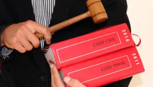 livres de loi qui ont servi de base pour juger une arnaque à Nantes