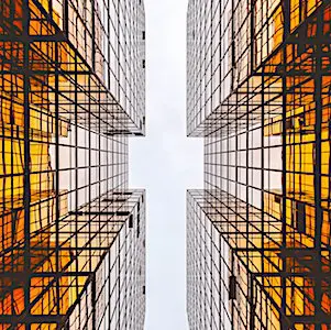 immeubles en contre-plongée qui illustrent les enjeux de la smart city