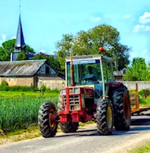 Un tracteur sur une route de campagne Pour assurer une meilleure protection aux agriculteurs, l’exécutif veut instaurer des prix minimaux de leurs produits.
