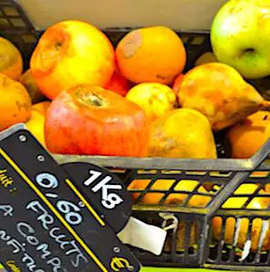 Un tas de pommes et de poires abîmées A Lille, grâce au glânage sur les marchés, une association caritative peut nourrir de nombreuses personnes défavorisées.