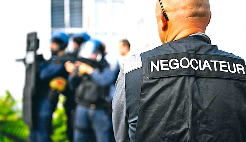 Des formations données aux maires par des négociateurs du GIGN vont leur apprendre à gérer les conflits.