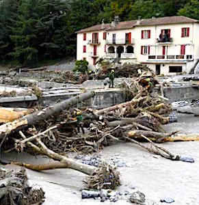 Pour désenclaver les habitants isolés de Breil-sur-Roya, une opération de secours urgente a permis de construire un pont.