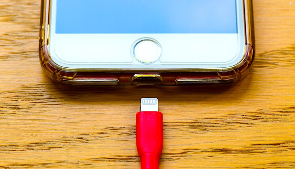 Le stress de la batterie vide, qui prive de smartphone, est fréquent chez les jeunes Français.