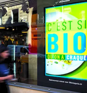 Un panneau publicitaire lumineux dans la rue. Une interdiction de certaines publicités lumineuses dans les vitrines pourraient bientôt survenir, pour cause de pollution environnementale.
