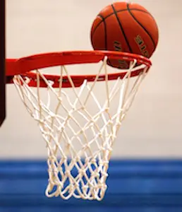 Un ballon qui rentre dans un panier de basket Rouvrir les salles de sports serait une mesure forte, très attendue, d'une portée symbolique en matière de liberté publique.