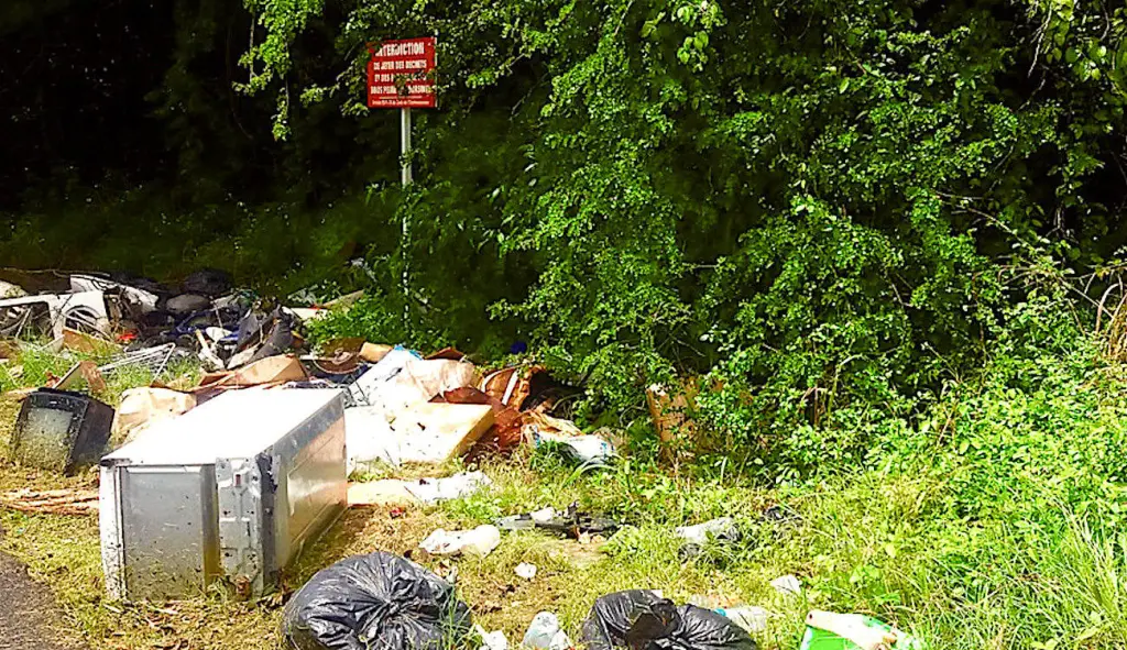 La gestion des dépôts de déchets est confiée à deux polices distinctes, en fonction du fait qu'ils soient légaux ou pas.