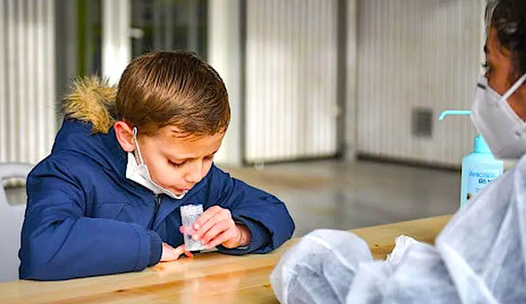 Les tests salivaires anti-Covid sont désormais autorisés dans les écoles.