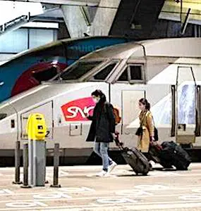 En France, la qualité de l’Internet mobile s'améliore dans les trains, les métros et sur les réseaux routiers.